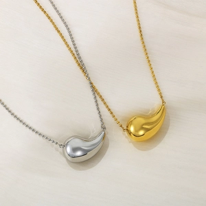 Colliers avec pendentifs goutte d'eau en or et argent sur chaînes à perles