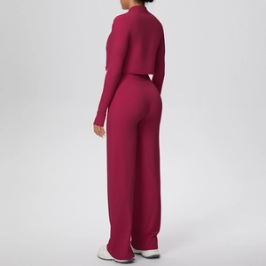 Détail du haut court à manches longues bordeaux et du pantalon large à taille haute