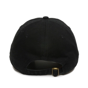 Vue arrière d'une casquette de baseball en coton noir avec boucle en métal réglable