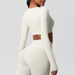 Vue latérale détaillée du haut de yoga et legging taille haute en tissu mat blanc crème