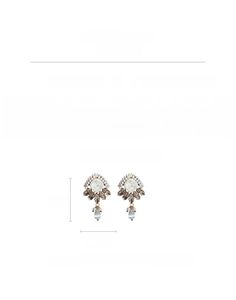 Dettaglio orecchini vintage con perle e diamanti, dimensioni 5,5x3,5 cm e peso di 17,9 g