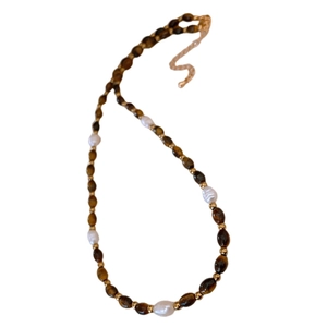 Collier rétro en perles d'eau douce avec perles oeil de tigre brunes et fermoir doré chic
