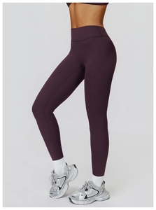 Vue latérale du legging de yoga violet foncé à taille haute en tissu de compression