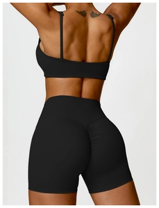 Vue arrière du short de fitness noir taille haute avec fronces et brassière de sport