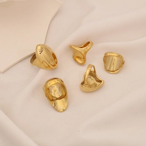 Anelli minimalisti geometrici in acciaio inossidabile dorato con forme fluide irregolari
