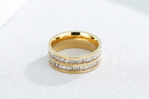 Detailansicht eines goldbeschichteten doppelreihigen Zirkonrings aus hochwertigem Titanstahl