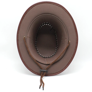 Détail d'un chapeau de cowboy marron avec œillets d'aération en métal et cordon réglable