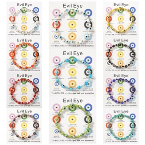 Σετ 12 βραχιόλια με χάντρες Evil Eye σε διάφορα χρώματα σε κάρτες παρουσίασης