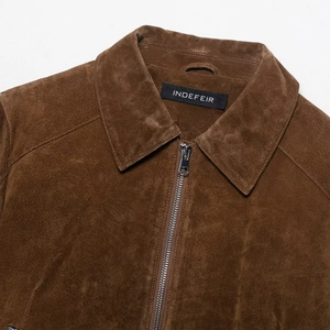 Veste courte en daim marron avec fermeture éclair en métal et détail du col à revers
