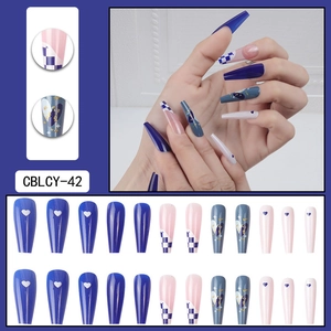 Faux ongles longs ballerine à damier bleu et paillettes avec motifs de cœur