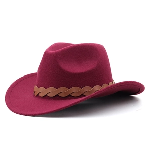Détail d'un chapeau fedora bordeaux en laine avec un bandeau en cuir tressé marron