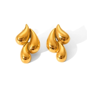 Vue macro de boucles d'oreilles goutte en acier plaqué or 18k avec fini miroir haute brillance