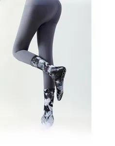 Detail von Tie-Dye Yoga-Socken mit Anti-Rutsch-Noppen an der Sohle für Pilates und Fitness