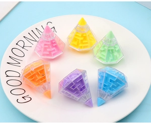 Vue rapprochée de puzzles 3D colorés en forme de diamant avec billes dans un plateau blanc