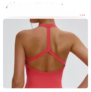 Dettaglio del design traforato a Y sulla schiena di questa canotta sportiva fucsia
