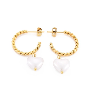 Boucles d'oreilles créoles torsadées dorées avec breloques cœurs blancs élégants