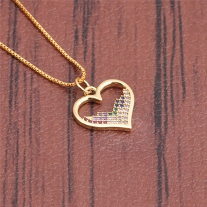 Collier doré avec pendentif cœur orné d'une mosaïque de zircons sur surface texturée