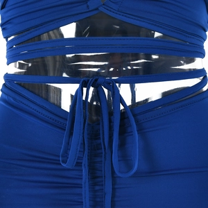 Gros plan sur la taille d'un bikini bleu avec lacets et détails de fronces