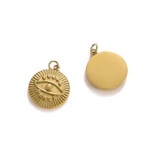 Dettaglio del ciondolo circolare occhio del male placcato oro 14K con finitura a specchio
