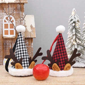 Sacchetti regalo di Natale in maglia con corna di renna e motivo scozzese in set festivo