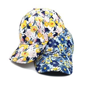Détail de casquettes de baseball à fleurs en sergé de coton blanc et bleu clair