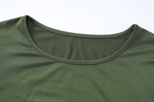 Vue détaillée du haut à col rond vert armée montrant la texture du tricot de qualité