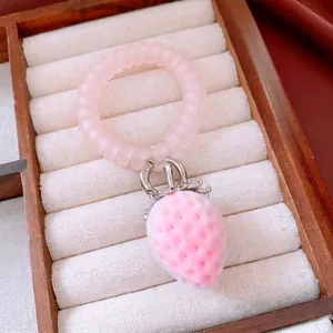 Elastico per capelli a spirale rosa con un morbido ciondolo a fragola per donne