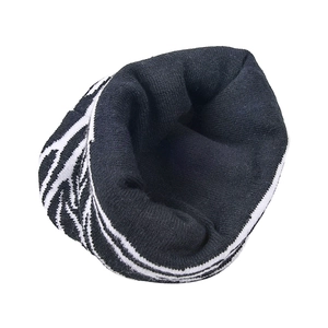 Bonnet en tricot avec motif vache noir et blanc doté d'une doublure chaude