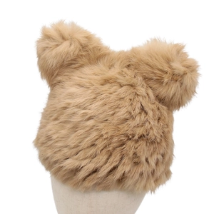 Chapeau d'hiver mignon en fausse fourrure avec oreilles d'ours marron sur tête de mannequin