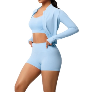 Ensemble de fitness bleu clair 3 pièces avec veste zippée, brassière et short de yoga taille haute