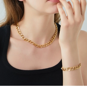 Vista dettagliata del set collana e bracciale a maglie intrecciate placcati oro 18K