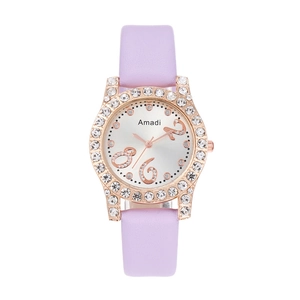 Détail macro du bracelet en cuir lilas et du boîtier de montre serti de strass roses