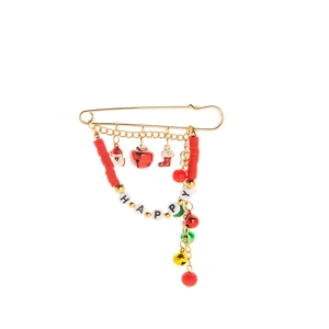 Détail d'une broche de Noël avec épingle dorée, clochettes et perles lettrées HAPPY