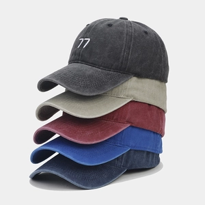 Empilement vertical de casquettes en coton délavé en cinq couleurs avec broderie du numéro 77