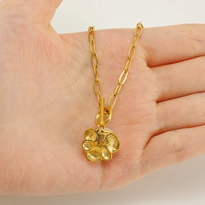 Elegante collana con ciondolo a fiore dorato, chiusura OT e catena a maglie lunghe