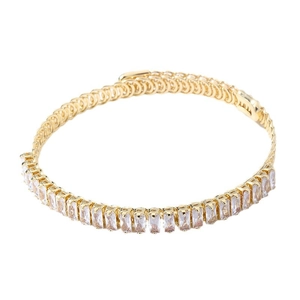 Bracelet tennis ajustable doré avec zircons rectangulaires sur fond blanc éclatant