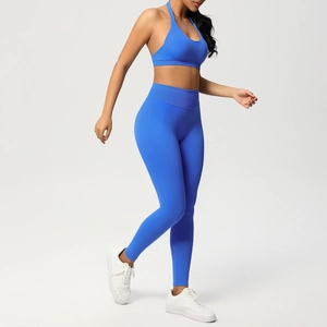 Dettaglio dei leggings da yoga a vita alta senza cuciture blu reale e reggiseno sportivo