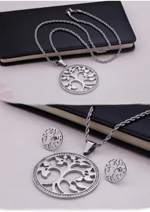 Détail d'une parure arbre de vie en argent avec collier et boucles en zircon blanc