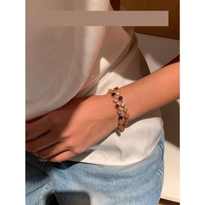 Détail du bracelet double couche plaqué or 18K avec des pierres précieuses en zircon coloré