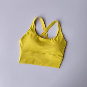 Détail du soutien-gorge de sport jaune à maintien élevé avec bretelles croisées au dos