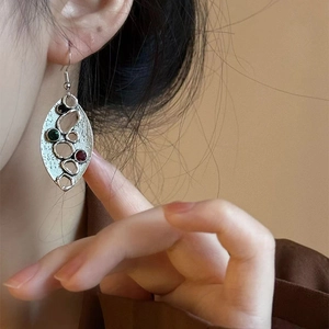 Boucles d'oreilles ovales évidées vintage avec pierres précieuses et texture martelée