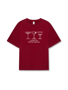 Λεπτομέρεια από μπορντό oversized βαμβακερό t-shirt με τύπωμα κοκτέιλ και κείμενο