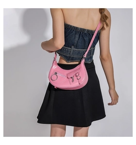 Détails du sac hobo rose Y2K en cuir brillant avec boucles argentées et style punk chic