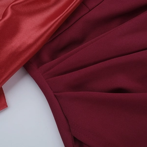 Gros plan détaillé du tissu tricoté bordeaux et du satin rouge vif de la robe
