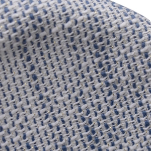 Makroaufnahme von blau-weißem Tweed-Beret-Stoff mit glänzenden Goldfaden-Details