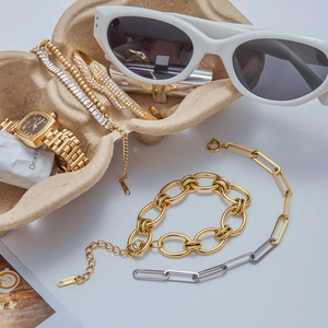 Mise à plat de bracelets serpent en acier doré avec strass et montre assortie