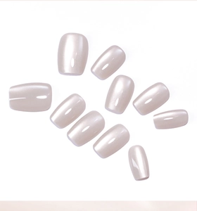 Détails des faux ongles œil-de-chat blanc perle avec un fini lustré métallique brillant