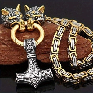 Détail du pendentif marteau de Thor Mjolnir avec têtes de loup et chaîne byzantine