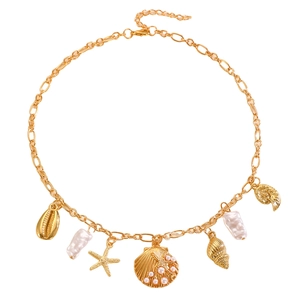 Goldene Halskette mit Muschel- und Seesternanhängern sowie Perlen auf einer O-Kette