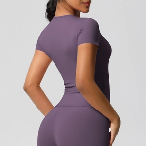 Vue détaillée de l'ensemble de sport violet deux pièces en tissu brossé double face